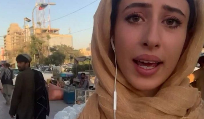 La giornalista italiana Cecilia Sala in strada, con velo e auricolari, durante un reportage in Medio Oriente.