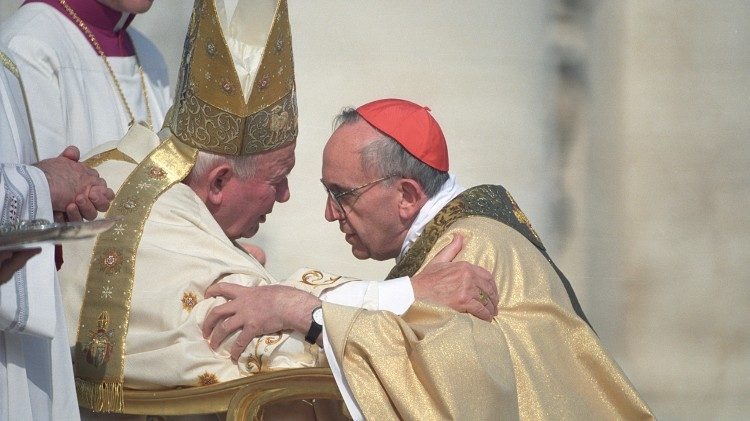 Papa Giovanni Paolo II e il cardinale Bergoglio si abbracciano durante una cerimonia ufficiale in Vaticano.