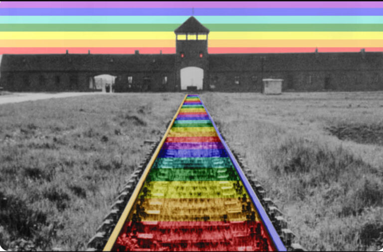 Binari colorati con i colori dell’arcobaleno conducono all’ingresso di Auschwitz, simbolo di memoria e pace