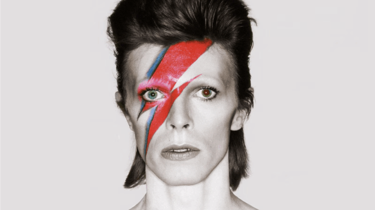 David Bowie nel celebre trucco di Ziggy Stardust, simbolo della sua identità artistica poliedrica e rivoluzionaria.