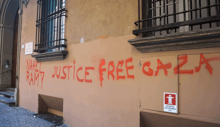 Murales con scritta "Justice Free Gaza" su muro in città, simbolo di protesta sul conflitto israelo-palestinese.