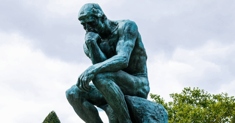 "Statua de Il Pensatore di Auguste Rodin, simbolo della riflessione e del pensiero critico