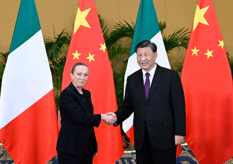 "Stretta di mano tra Giorgia Meloni e Xi Jinping davanti alle bandiere di Italia e Cina, simbolo dei rapporti bilaterali."