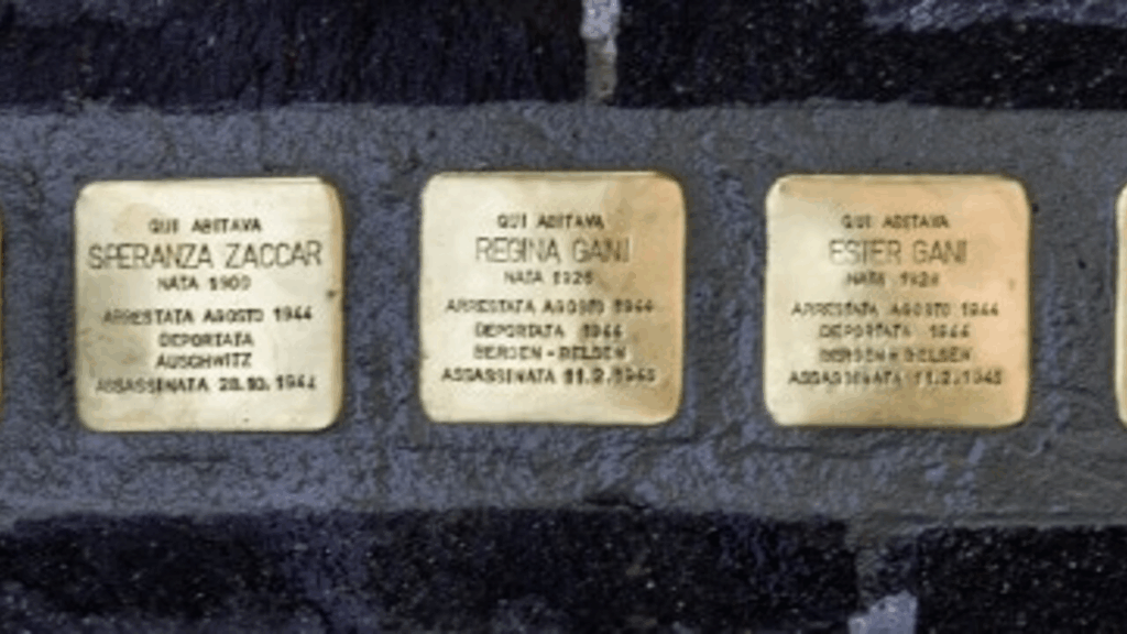 Targhe commemorative in ottone delle pietre d’inciampo dedicate alla memoria della famiglia Gani, vittime della Shoah.