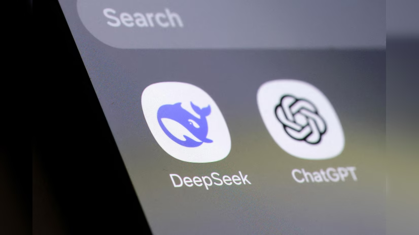 Icone delle app DeepSeek e ChatGPT su uno schermo, simbolo della competizione tra intelligenze artificiali USA e Cina.
