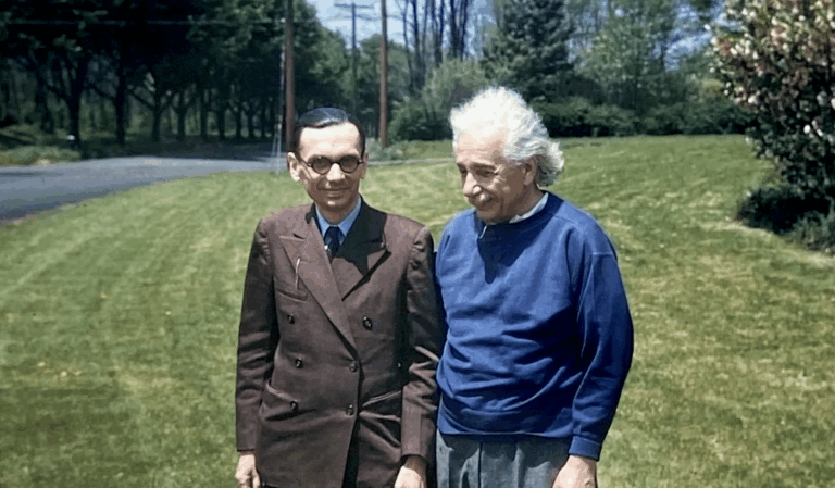 Albert Einstein e Kurt Gödel passeggiano insieme a Princeton, discutendo di filosofia e della Costituzione americana