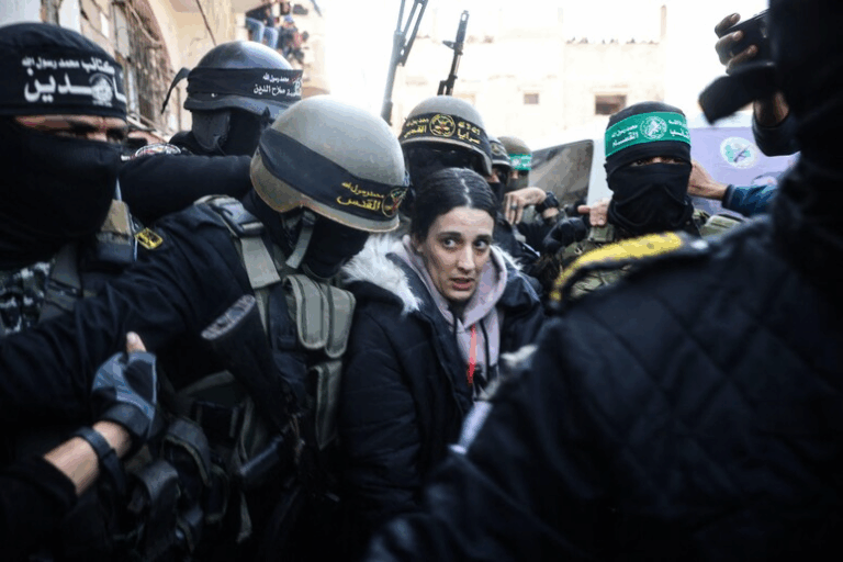 «Ostaggi israeliani scortati da miliziani di Hamas tra la folla durante uno scambio di prigionieri a Gaza»