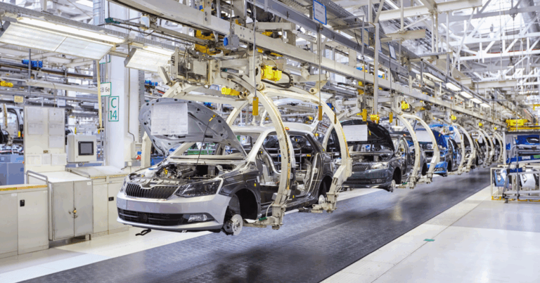 Catena di montaggio in uno stabilimento automobilistico: produzione industriale e settore manifatturiero in crisi.