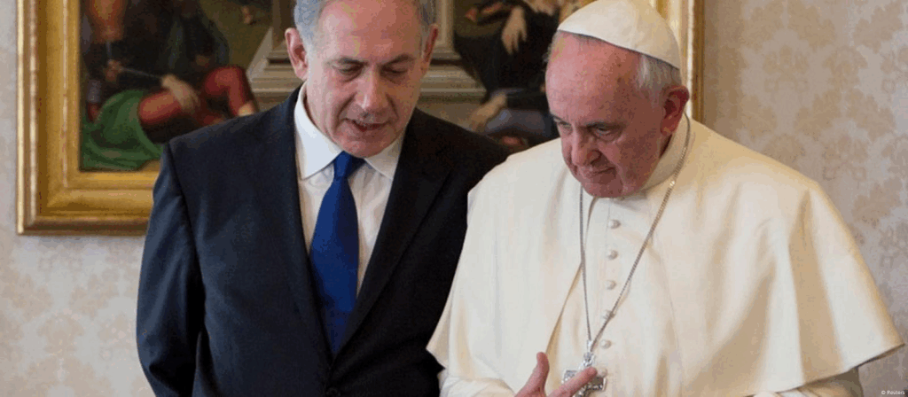 Papa Francesco e Benjamin Netanyahu durante un incontro ufficiale in Vaticano.