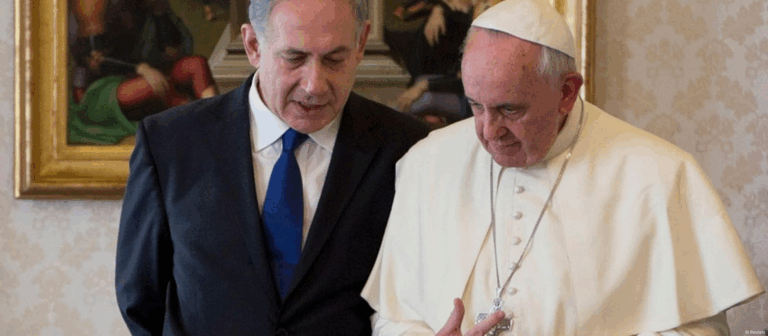Papa Francesco e Benjamin Netanyahu durante un incontro ufficiale in Vaticano.