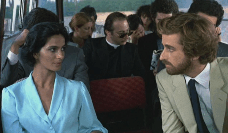 Scena dal film "Io sono un autarchico": dialogo tra due personaggi su un autobus, simbolo della riflessione culturale e scolastica di Moretti.