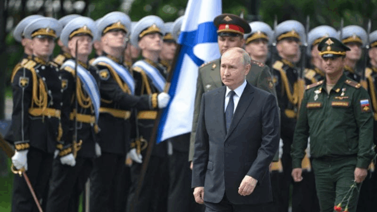 Il presidente russo Vladimir Putin durante una cerimonia militare