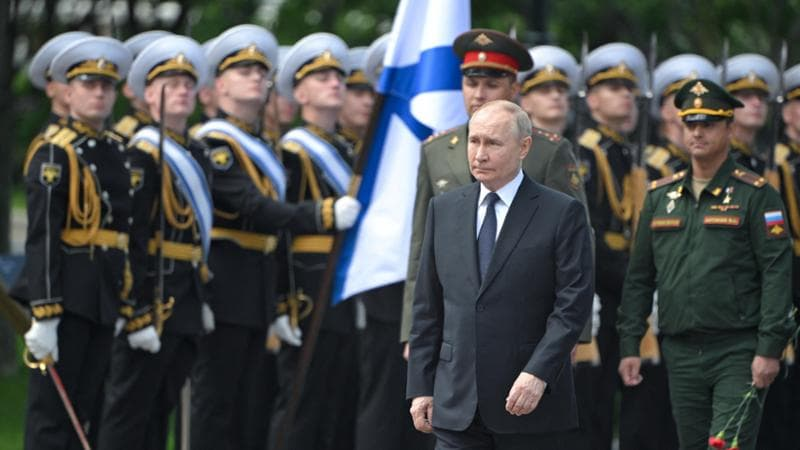 Il presidente russo Vladimir Putin durante una cerimonia militare