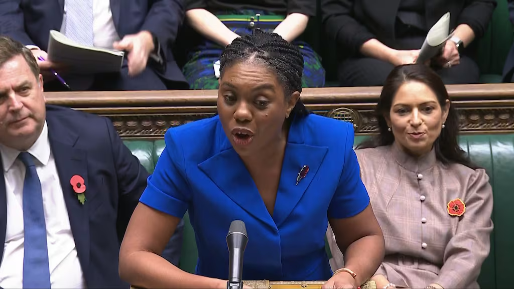 Kemi Badenoch parla alla Camera dei Comuni durante il dibattito sul disegno di legge per la tutela dei minori nel Regno Unito.