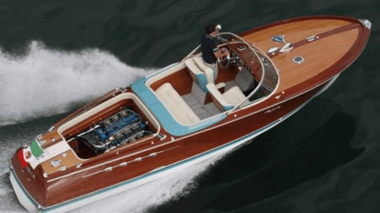 Motoscafo Riva Aquarama in navigazione, simbolo del design nautico italiano di lusso.