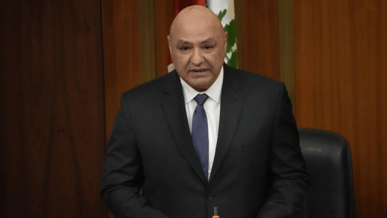 Il presidente libanese Joseph Aoun durante un discorso ufficiale, con la bandiera del Libano sullo sfondo.
