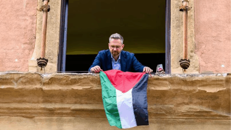 Il sindaco di Bologna espone la bandiera palestinese dal balcone del municipio.