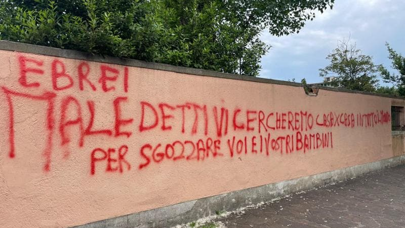 Scritte antisemite su un muro con vernice rossa: esempio di odio contro gli ebrei nello spazio pubblico.