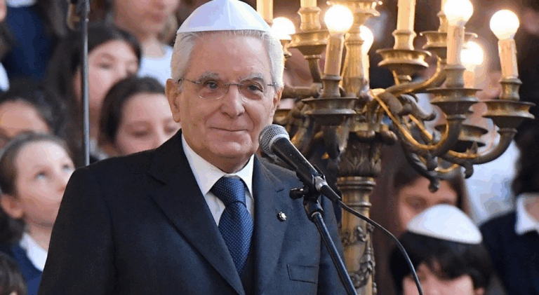 Sergio Mattarella durante una cerimonia nella comunità ebraica, con menorah e bambini sullo sfondo