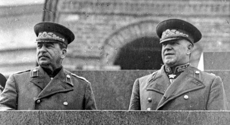 Stalin e Žukov durante una parata militare sovietica: simboli del culto della vittoria riscritto dal regime russo contemporaneo.