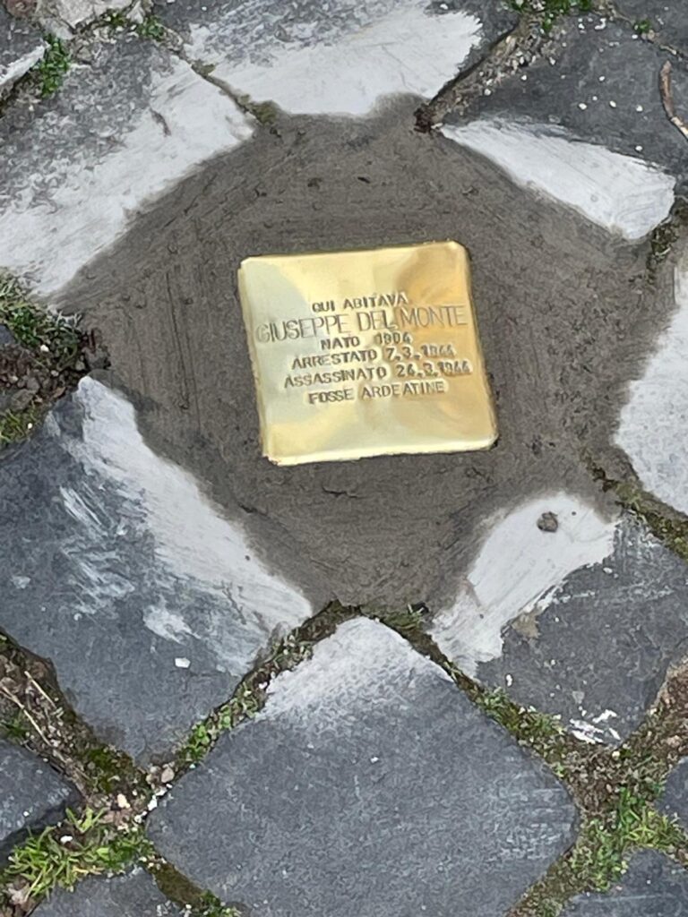 Pietra d’inciampo in memoria di Giuseppe Del Monte, martire delle Fosse Ardeatine, incastonata nel selciato davanti alla sua abitazione.
