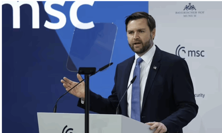 J.D. Vance interviene alla Conferenza di Monaco: simbolo della strategia del caos trumpiana e della sfida alle alleanze occidentali.