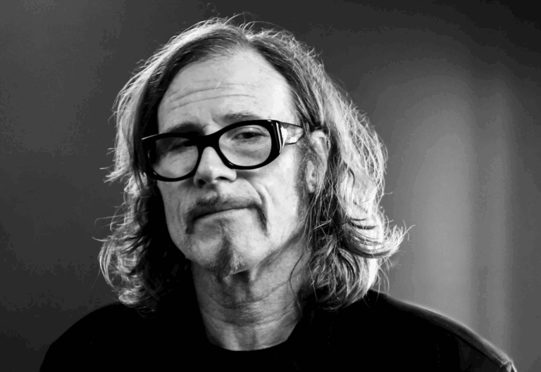 Ritratto in bianco e nero di Mark Lanegan, icona del grunge e voce profonda del rock alternativo