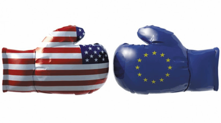 Guantoni da boxe con bandiere USA e UE a confronto, simbolo della crisi nei rapporti transatlantici.