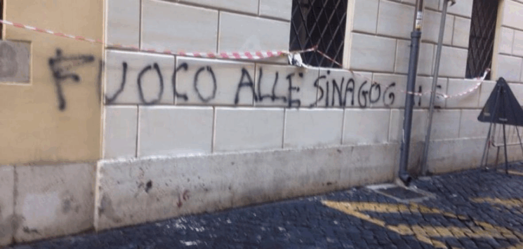 Scritte antisemite su muro esterno di una sinagoga: incitamento all’odio contro la comunità ebraica