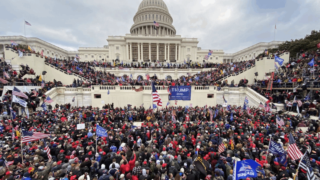 Folla di manifestanti pro-Trump davanti al Campidoglio degli Stati Uniti durante l’assalto del 6 gennaio 2021
