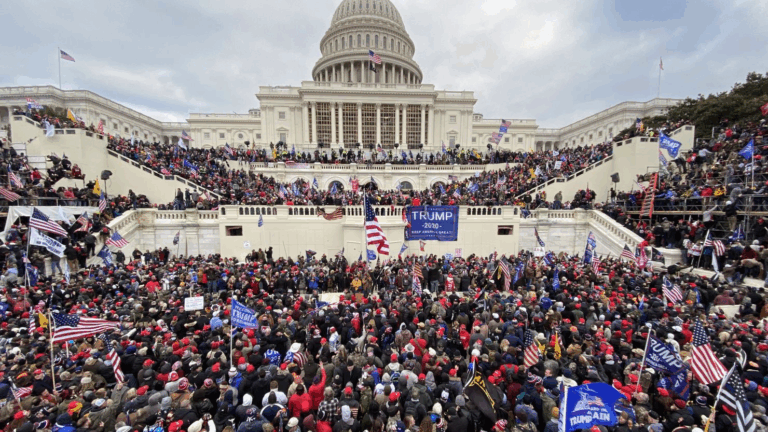 Folla di manifestanti pro-Trump davanti al Campidoglio degli Stati Uniti durante l’assalto del 6 gennaio 2021