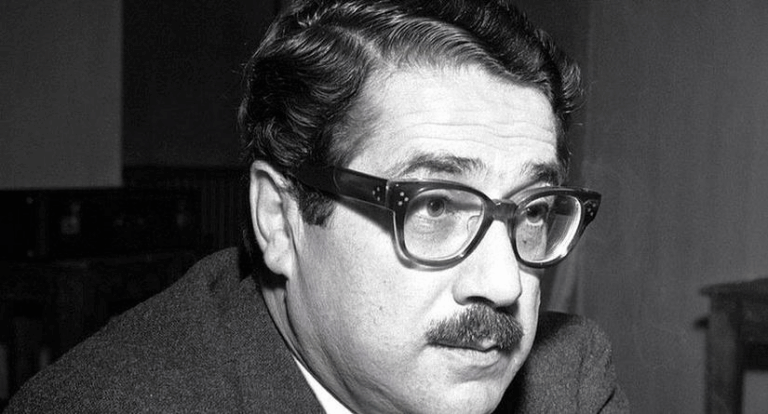 Ritratto in bianco e nero di Ennio Flaiano, scrittore e sceneggiatore italiano, noto per il suo sguardo ironico e disincantato