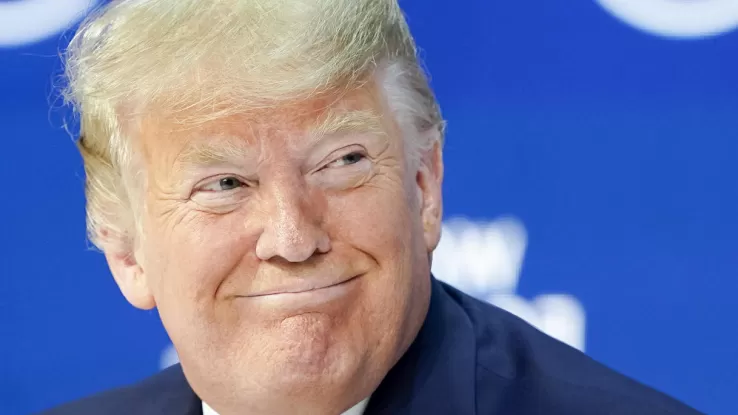 Primo piano di Donald Trump durante una conferenza, simbolo della crisi dell’Occidente e delle tensioni con l’Europa.