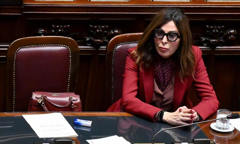 La ministra Daniela Santanchè seduta tra i banchi del Parlamento durante una seduta ufficiale.