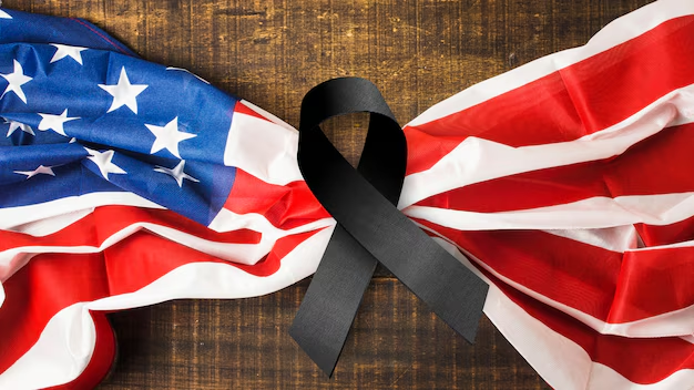 Bandiera americana strappata con nastro nero: simbolo di crisi democratica e lutto istituzionale negli Stati Uniti.