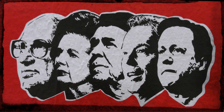 Ritratti stilizzati su sfondo rosso di esponenti simbolo del neoliberismo politico ed economico del XX secolo.