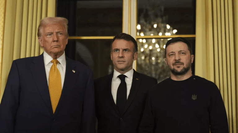 Donald Trump, Emmanuel Macron e Volodymyr Zelensky durante un incontro ufficiale in un contesto diplomatico.