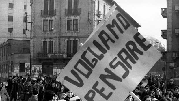 Manifestazione del Sessantotto con striscione "Vogliamo pensare" in bianco e nero