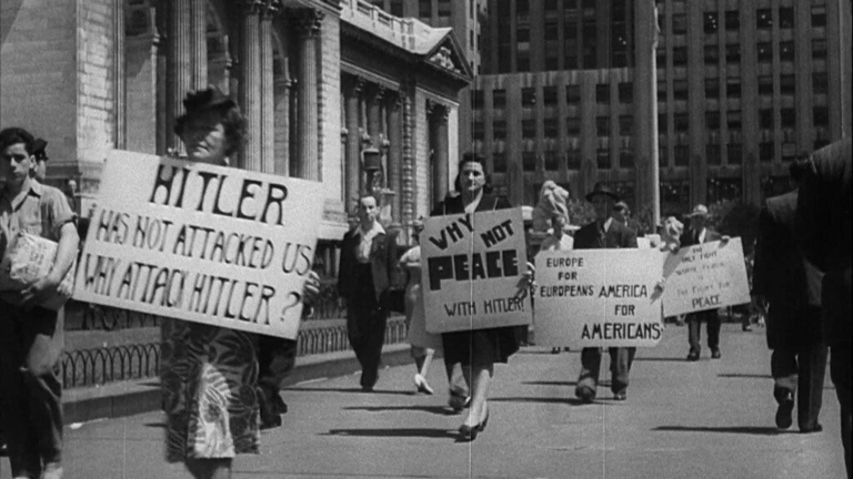 Manifestazione pacifista contro Hitler negli anni ’30: simbolo storico del rischio di sottovalutare le minacce dietro retoriche di pace.