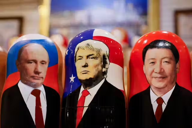 Matrioske con i volti di Putin, Trump e Xi Jinping a simboleggiare le nuove potenze globali nel mondo multipolare.