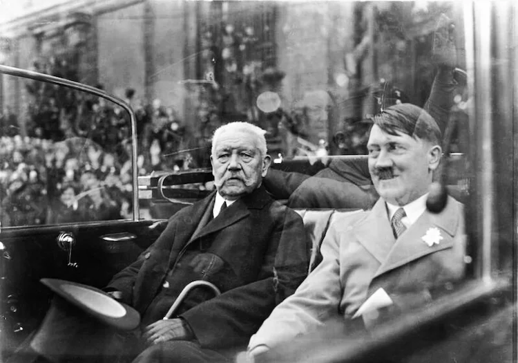 Hitler e Hindenburg in auto durante la Repubblica di Weimar: simbolo del declino democratico e dell’ascesa del sovranismo autoritario.