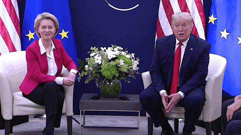 Trump e von der Leyen a colloquio tra bandiere USA e UE: simbolo del disimpegno americano in Ucraina e delle tensioni transatlantiche.