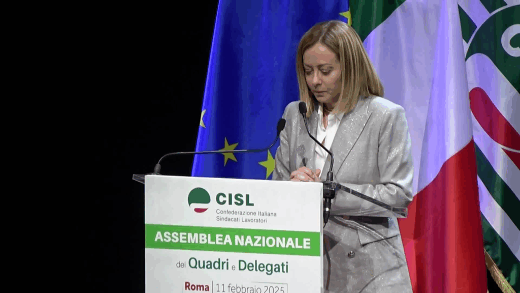 Giorgia Meloni interviene al congresso CISL: tra bandiere e tensioni sindacali sullo sfondo della crisi della produzione industriale italiana.