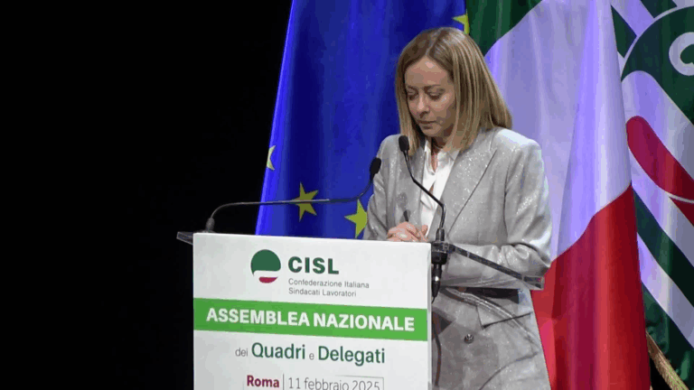 Giorgia Meloni interviene al congresso CISL: tra bandiere e tensioni sindacali sullo sfondo della crisi della produzione industriale italiana.