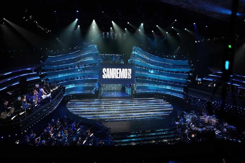 Festival di Sanremo, palco centrale illuminato: simbolo della canzone d’autore italiana e della crisi della musica emozionale