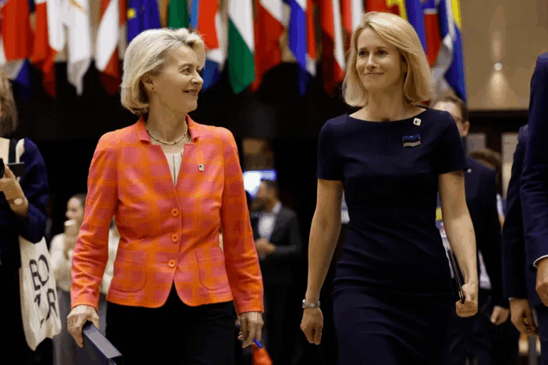 Ursula von der Leyen e Kaja Kallas a un vertice europeo, con le bandiere dell’UE sullo sfondo
