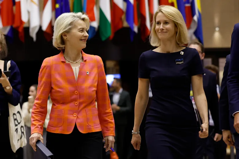 Ursula von der Leyen e Kaja Kallas a un vertice europeo, con le bandiere dell’UE sullo sfondo