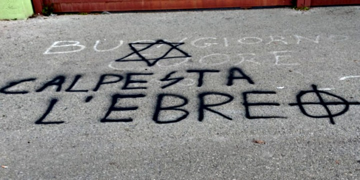 Scritte antisemite su un muro: simboli di odio e discriminazione contro gli ebrei in Europa.