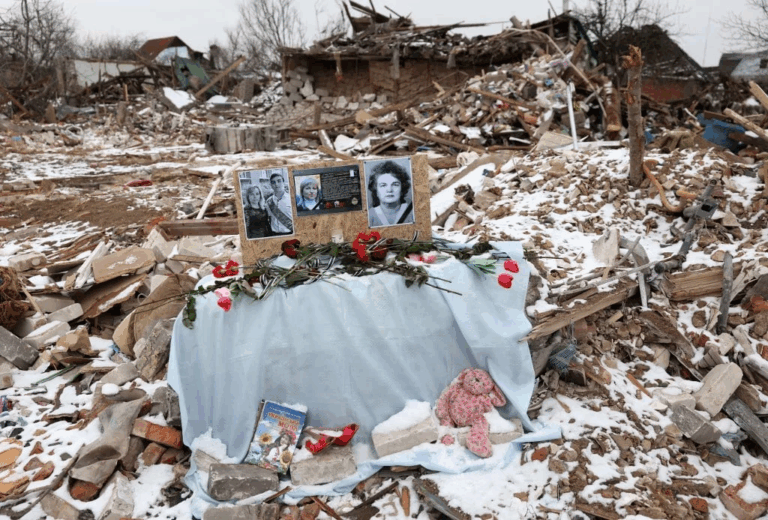 Memoriale tra le macerie per le vittime civili ucraine, simbolo dell’abbandono occidentale e dell’indifferenza verso i crimini di guerra