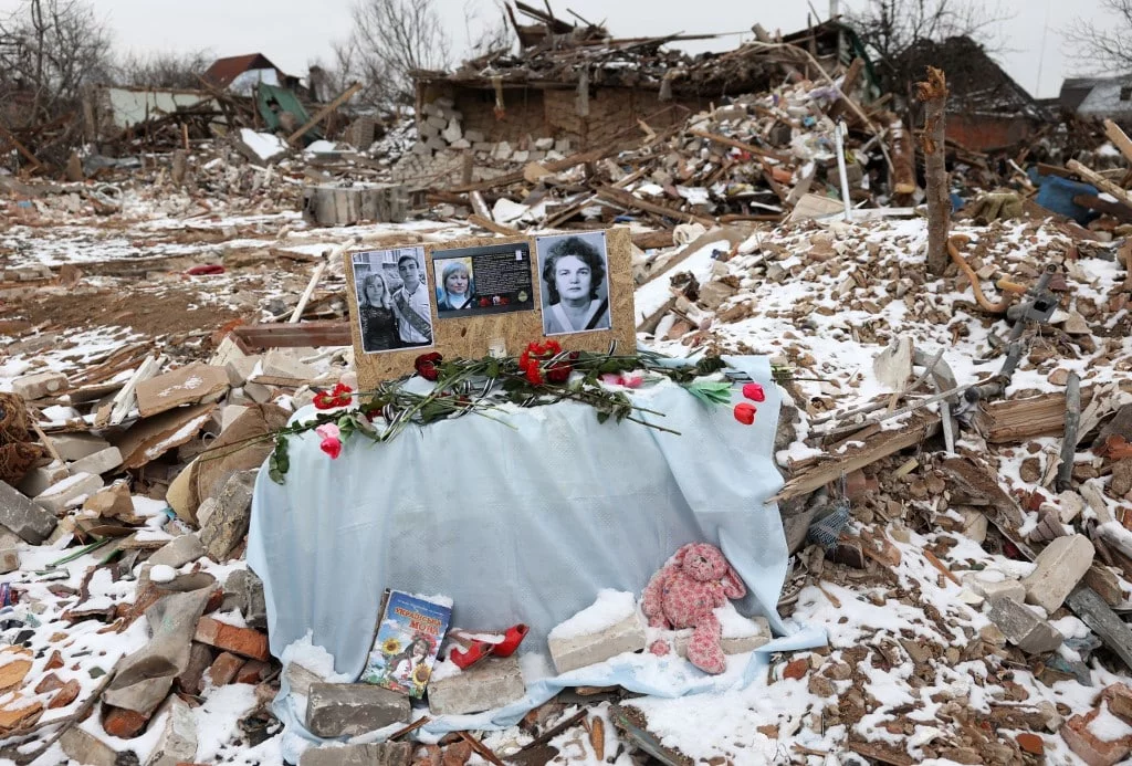 Memoriale tra le macerie per le vittime civili ucraine, simbolo dell’abbandono occidentale e dell’indifferenza verso i crimini di guerra